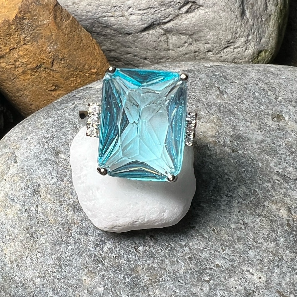 🔥Large simulated topaz & diamond size 6 or 8 ring